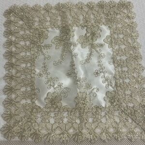 Lace table runner with 4 square pieces ❤️